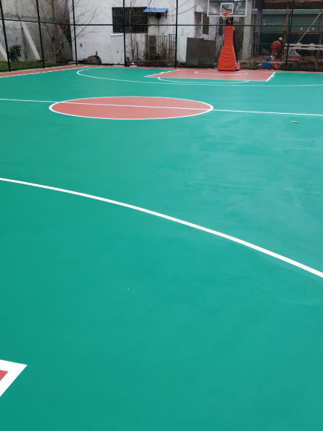 天河 球场长期使用易出现地面开裂